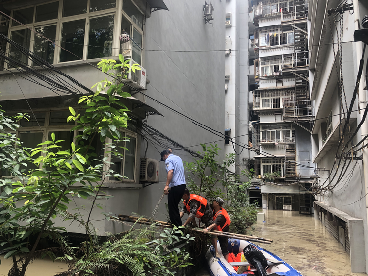 【B】重慶五中院法警：勇做抗洪搶險“守夜人”