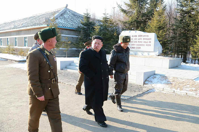 金正恩视察空军号召培养"敢死队"