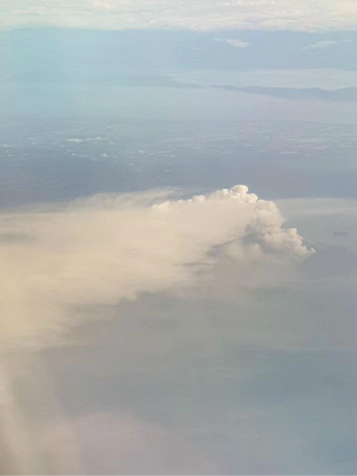 Bulkang Taal, habang nagbabadyang sumabog