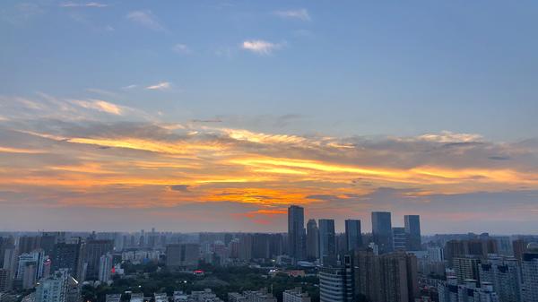 郑州“最美天空”连续刷屏 未来几天或将迎来降雨天气