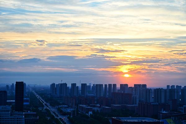 鄭州“最美天空”連續刷屏 未來幾天或將迎來降雨天氣