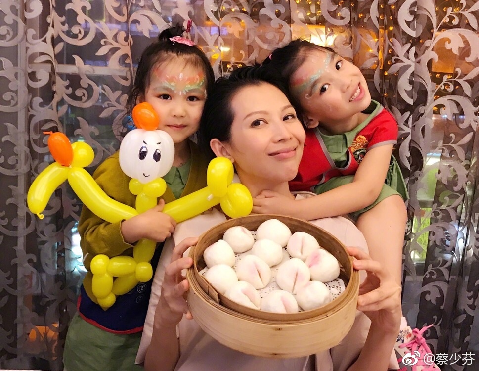 天生歌手？蔡少芬女儿听郑秀文的歌 两遍就会唱了