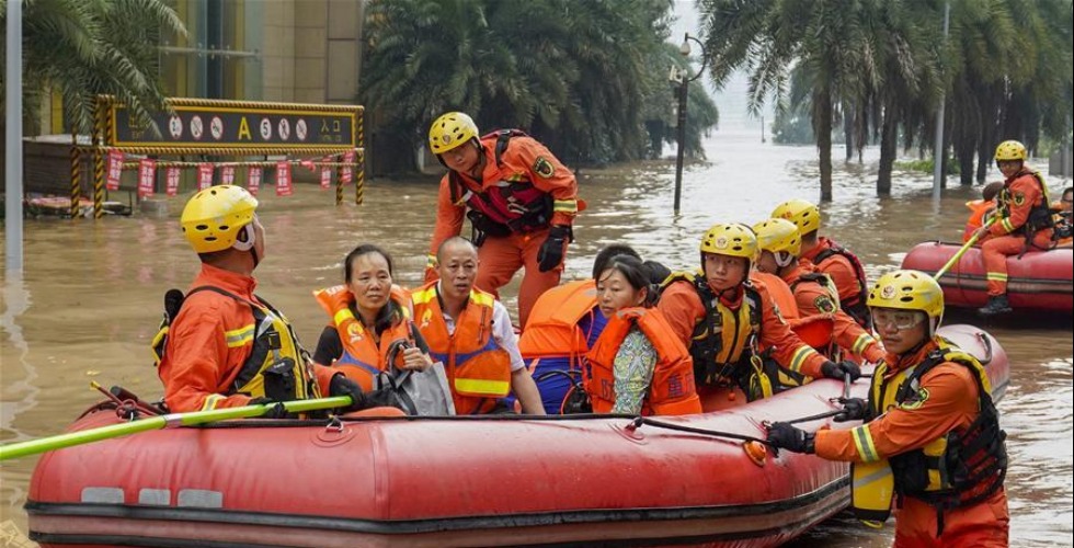 重慶：救援！在被洪水漫過的街巷之間
