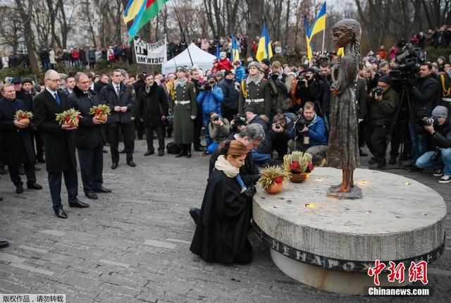 烏克蘭紀念"大饑荒"81週年 波羅申科跪祭逝者
