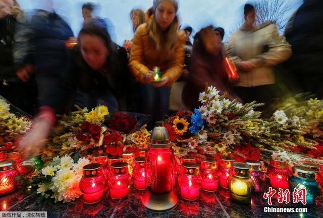 乌克兰纪念"大饥荒"81周年 波罗申科跪祭逝者