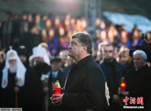 乌克兰纪念"大饥荒"81周年 波罗申科跪祭逝者
