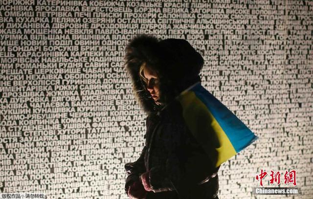 烏克蘭紀念"大饑荒"81週年 波羅申科跪祭逝者