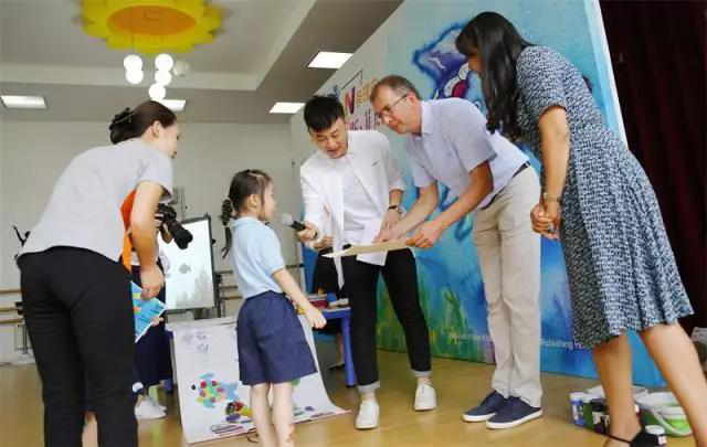 国际绘本大师“彩虹鱼”之父走进红黄蓝