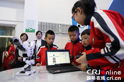 【黑龙江】【供稿】“百威智能机器人课程教室”首次亮相哈尔滨