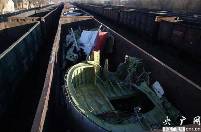 MH17残骸从坠机地运出 共约100吨残片