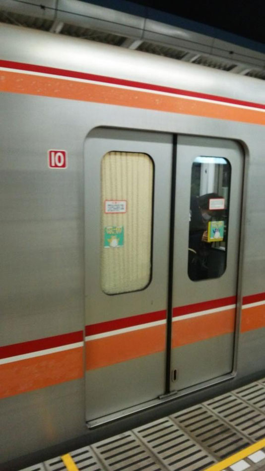 東京地鐵乘客過多致車廂玻璃破裂