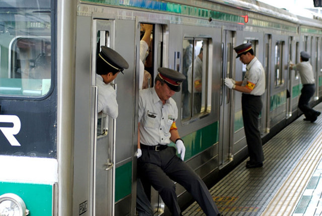 東京地鐵乘客過多致車廂玻璃破裂