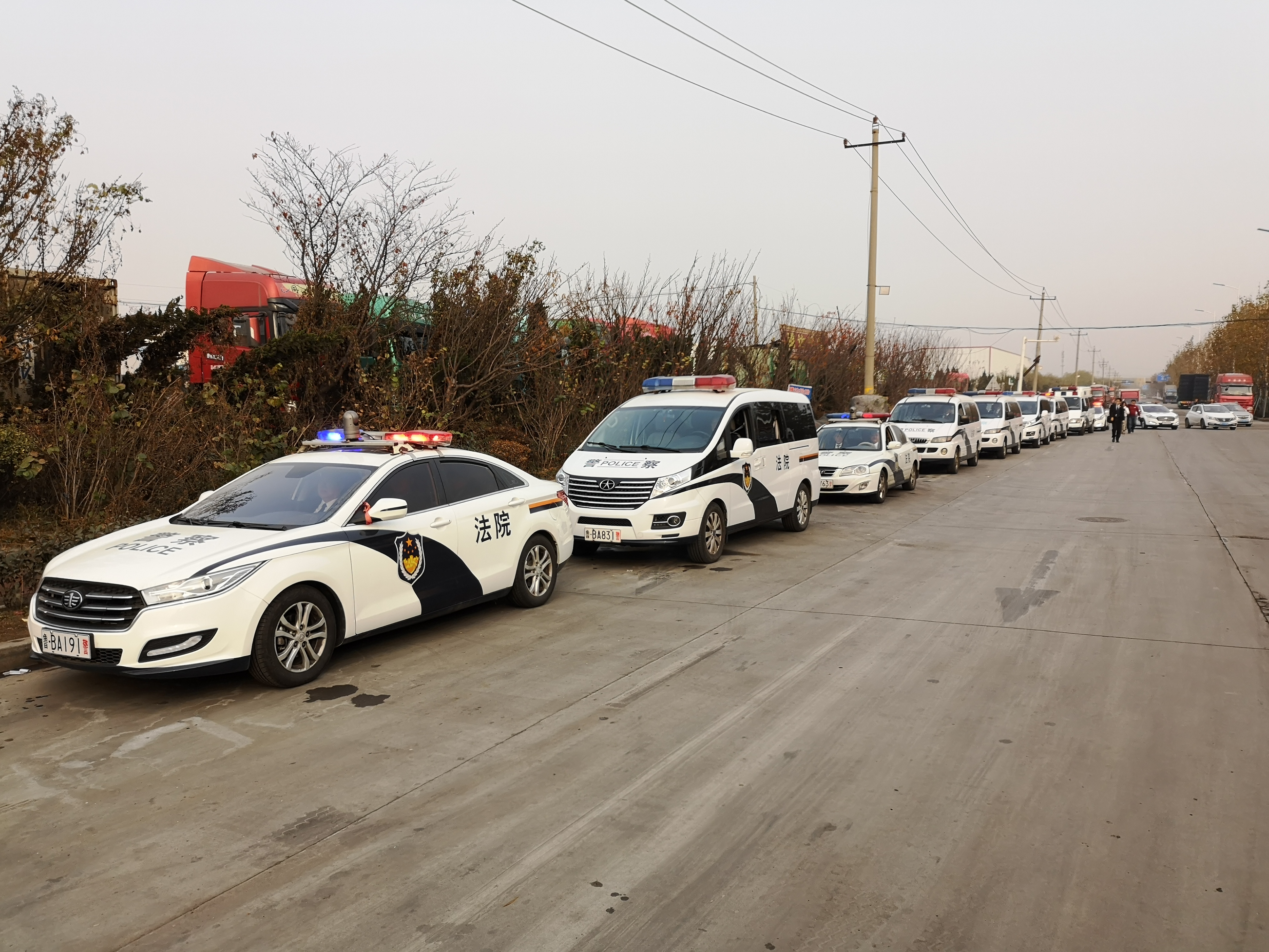 ​青島市黃島區人民法院執行幹警到達執行地點_fororder_微信圖片_20181129092154