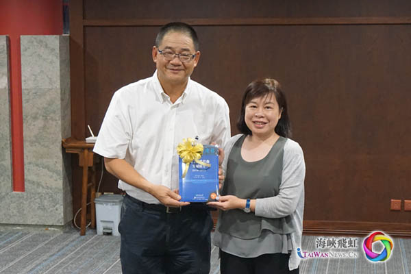 图片默认标题_fororder_2、《澳门蓝皮书2017》主编吴志良（左）向图书馆代表赠书