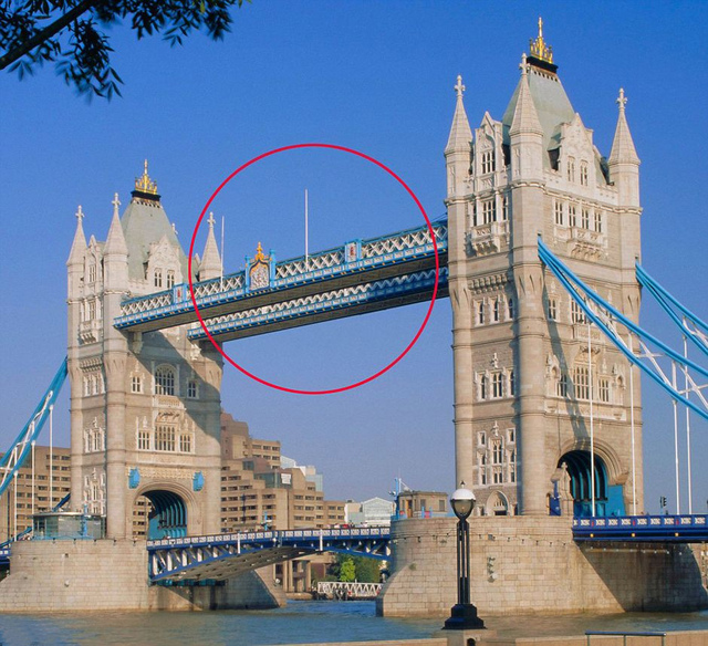 英國倫敦塔橋玻璃人行道開放2周 被啤酒瓶砸裂(圖)