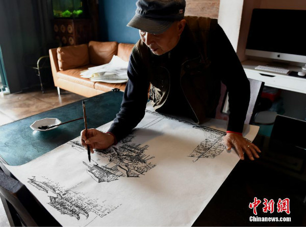 คุณปู่อายุกว่า 70 ปีใช้พู่กันจีนวาดภาพในอดีตของฉงชิ่ง