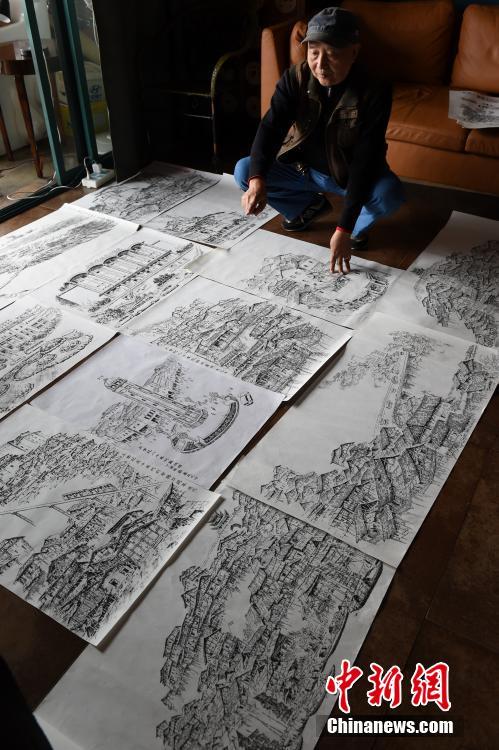 คุณปู่อายุกว่า 70 ปีใช้พู่กันจีนวาดภาพในอดีตของฉงชิ่ง