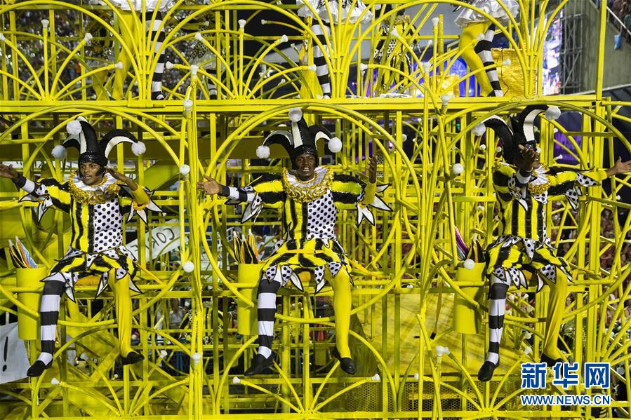 里约狂欢节：特级组桑巴舞校花车巡游表演落幕