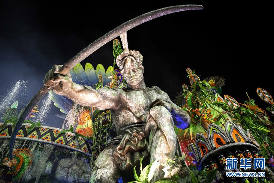 里约狂欢节：特级组桑巴舞校花车巡游表演落幕