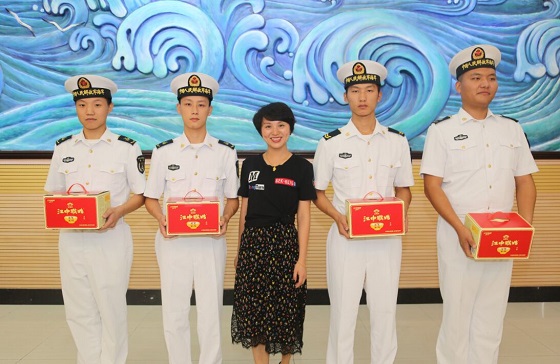 江中集团送南海某舰队猴姑米稀、参灵草为官兵健康保驾护航