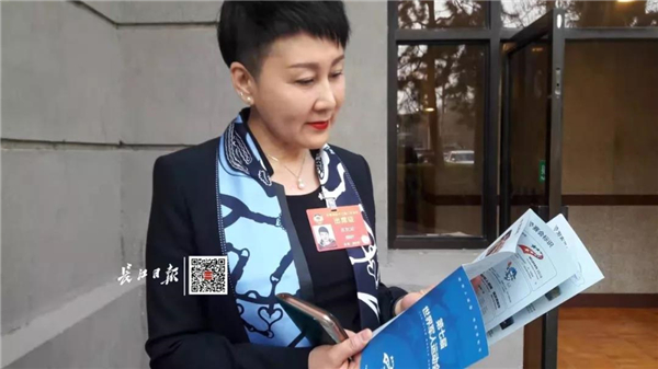3月4日16时50分许,在驻地北京友谊宾馆,听说记者来自武汉的长江日报