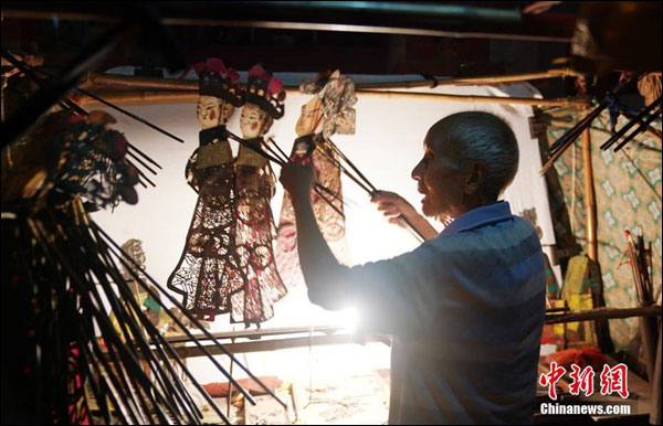 ชายชรามณฑลหูหนานวัย 85 ปีจัดแสดงหนังตะลุง