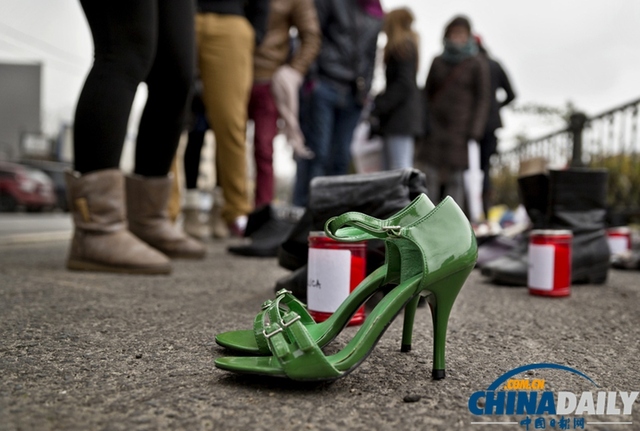 罗马尼亚街头遍地高跟鞋 抗议对女性暴力(组图)