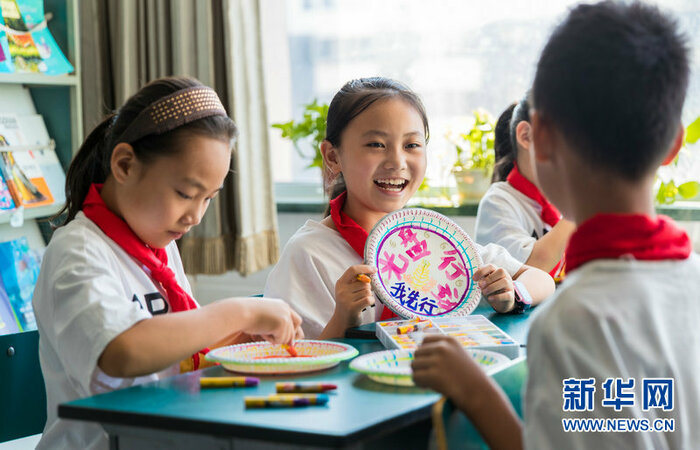 개학 시즌, 중국의 이색적인 개학식!_fororder_8月30日，内蒙古呼和浩特市玉泉区通顺街小学学生在“开学第一课”上手绘“光盘行动”主题绘画作品