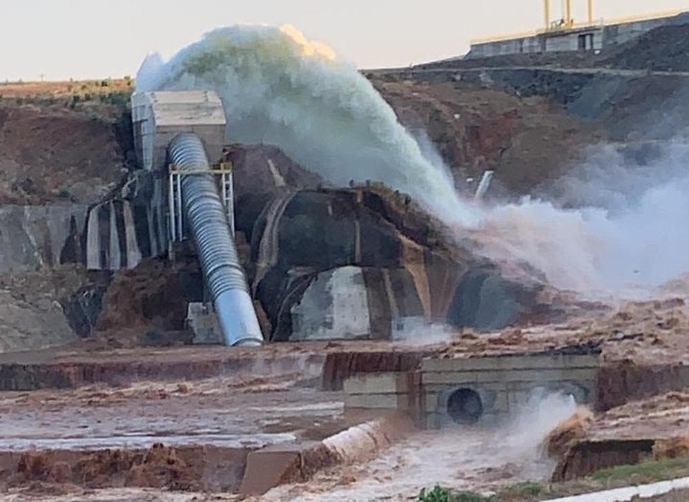 巴西东北部一大坝输水管道破裂 2000名居民被迫转移