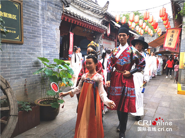 西安永興坊舉行迎七夕漢服遊園會 用傳統文化展示民俗節日之美