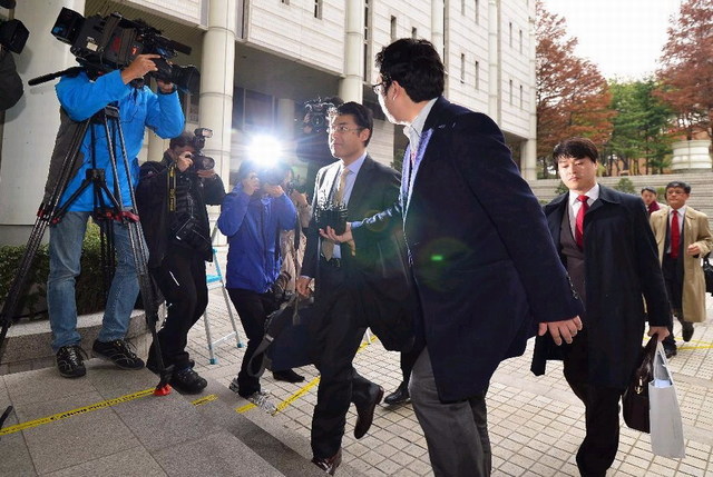 日本记者涉嫌诽谤朴槿惠受审 韩民众向其投鸡蛋(图)