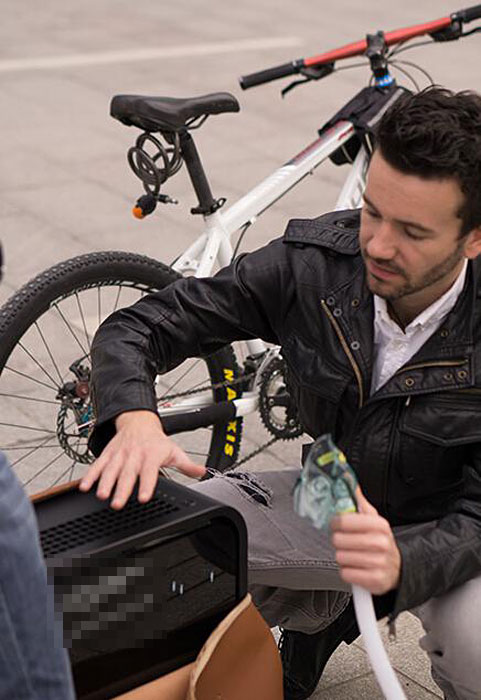 成都老外自製抗霾神器 每天背著騎車上下班(圖) 成都老外自製抗霾神器 每天背著騎車上下班(圖)