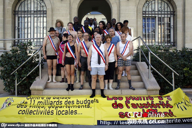 法國一小鎮官員身穿內衣市政廳前合影