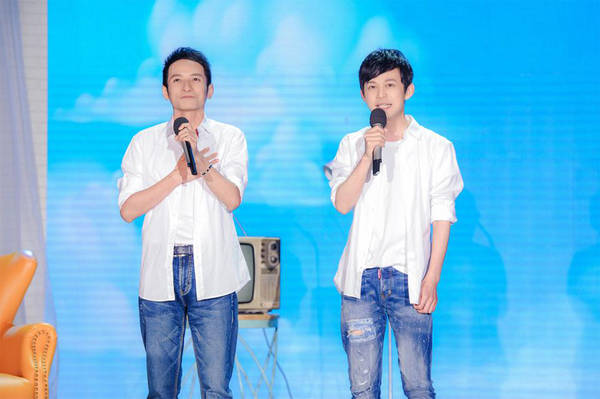 何炅李维嘉献唱了一首《少年》 标签: 何炅