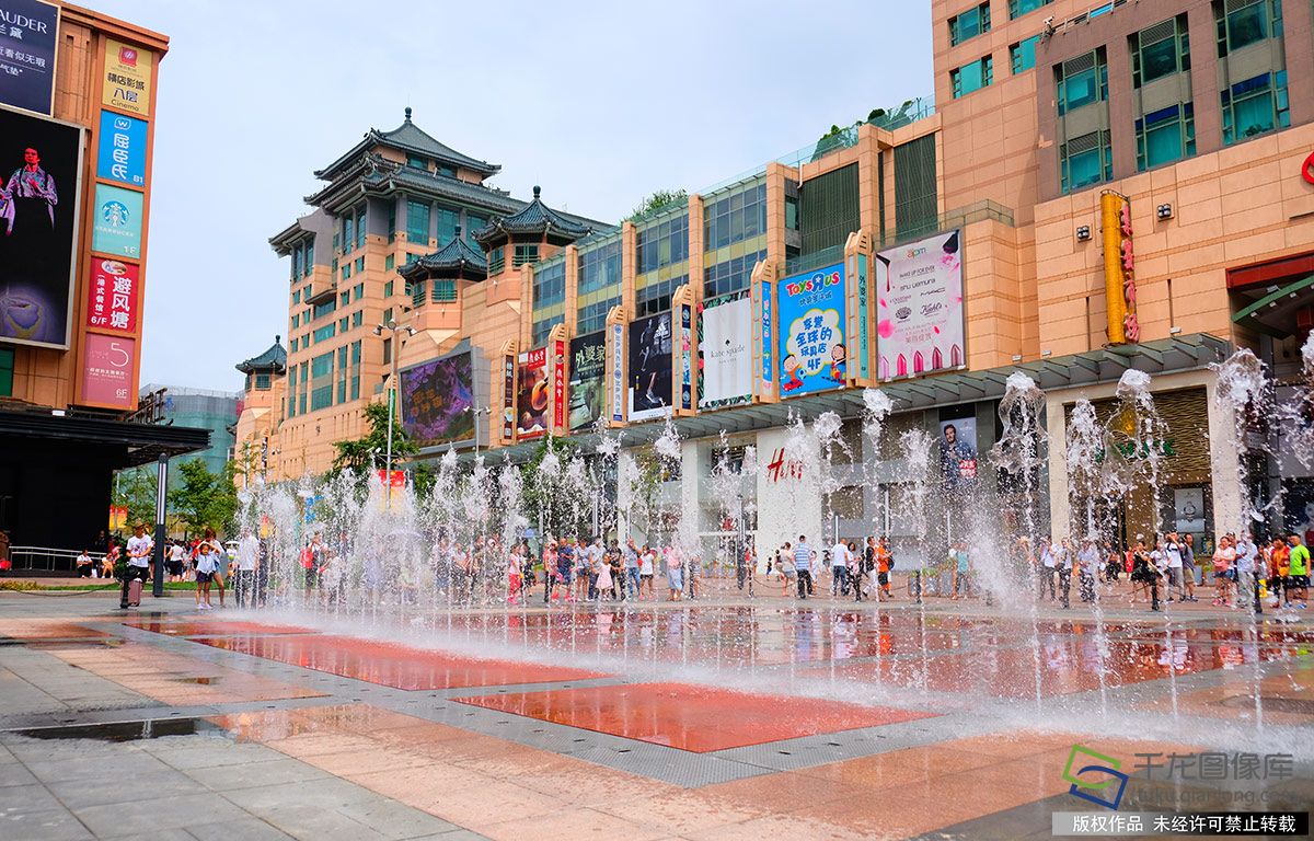 王府井步行街音乐喷泉为游客送清凉