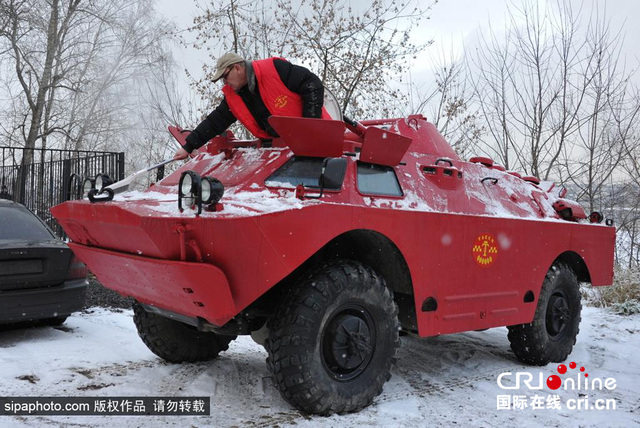 俄罗斯“霸气”出租车亮相 由装甲车改造