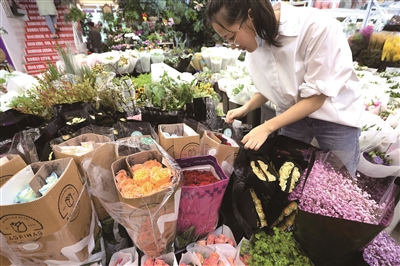 七夕來臨鮮花熱賣 南京花卉攤主打理包裝玫瑰