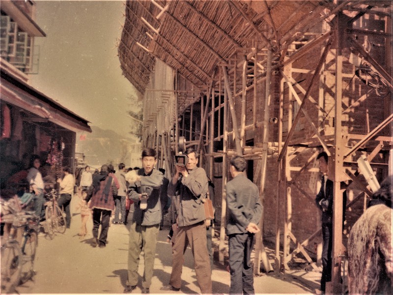 圖片默認標題_fororder_《今日深圳》攝製組1981年在深圳街頭拍攝。張黎明拍攝
