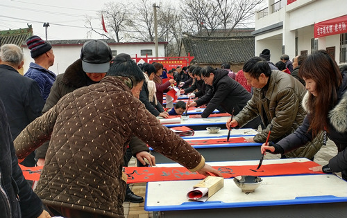 【河南供稿】平頂山市寶豐縣前營鄉：義寫春聯送溫暖 墨香扶貧迎新春