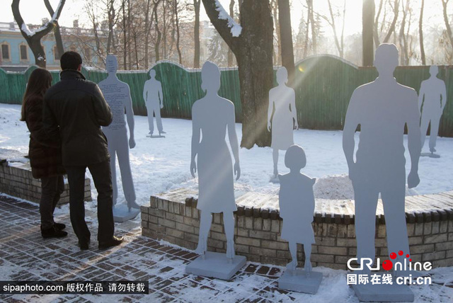 烏克蘭街頭豎起人形藝術板 反對人口販賣行為 烏克蘭街頭豎起人形藝術板 反對人口販賣行為