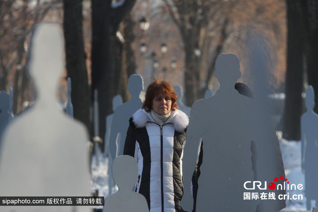 烏克蘭街頭豎起人形藝術板 反對人口販賣行為 烏克蘭街頭豎起人形藝術板 反對人口販賣行為