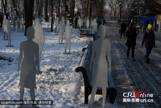 烏克蘭街頭豎起人形藝術板 反對人口販賣行為 烏克蘭街頭豎起人形藝術板 反對人口販賣行為