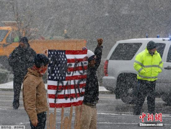 美国弗格森降雪，民众雪中持续进行示威活动。