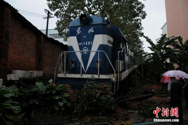 廣西柳州火車出軌撞破圍墻衝進居民小區