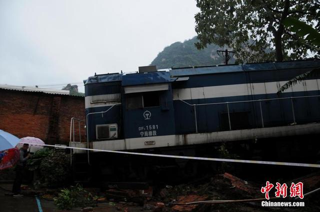 广西柳州火车出轨撞破围墙冲进居民小区