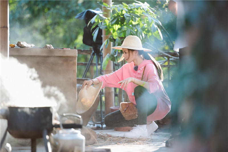 《哈哈农夫》杨超越回农村 土灶台掌勺当主厨