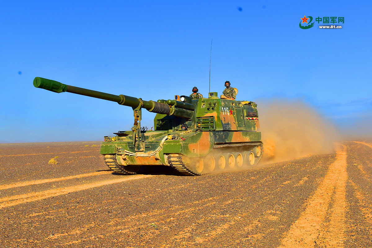 戈壁大漠上演自行火炮分队对抗,场面霸气