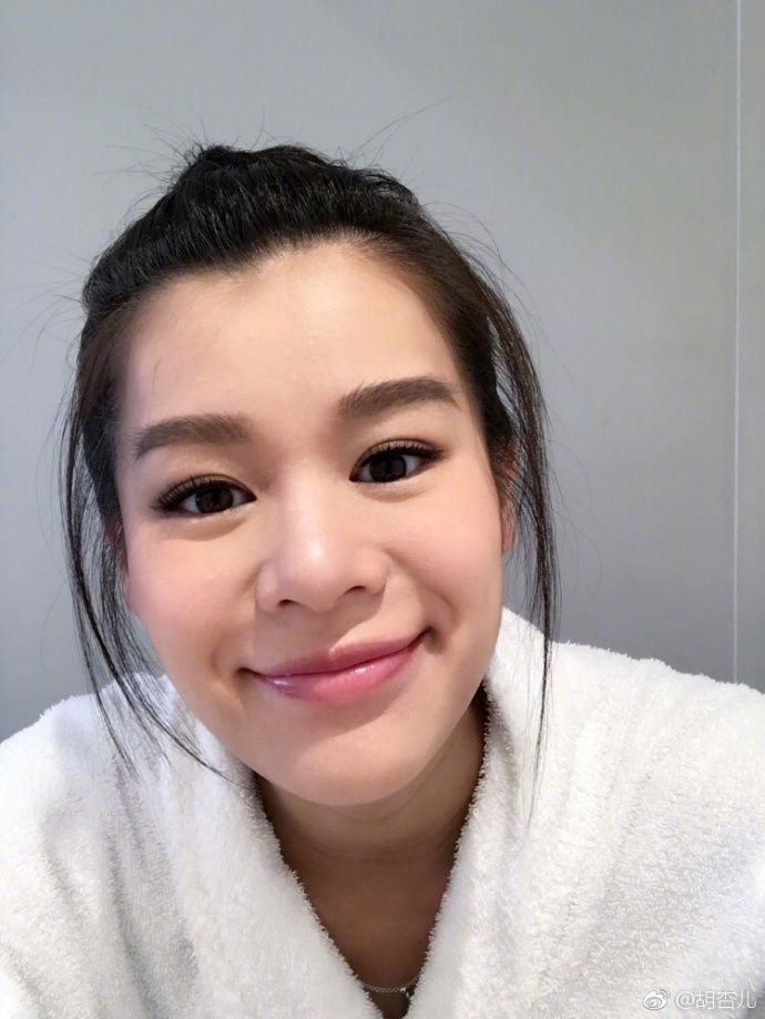 胡杏儿开心五连拍 满脸胶原蛋白"美人尖"抢镜