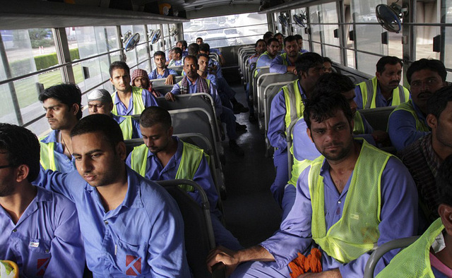 实拍迪拜外籍劳工艰苦生活:中国工人举标语求助讨薪(图)
