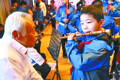 爷爷奶奶们“雷锋日”教小学生学民乐